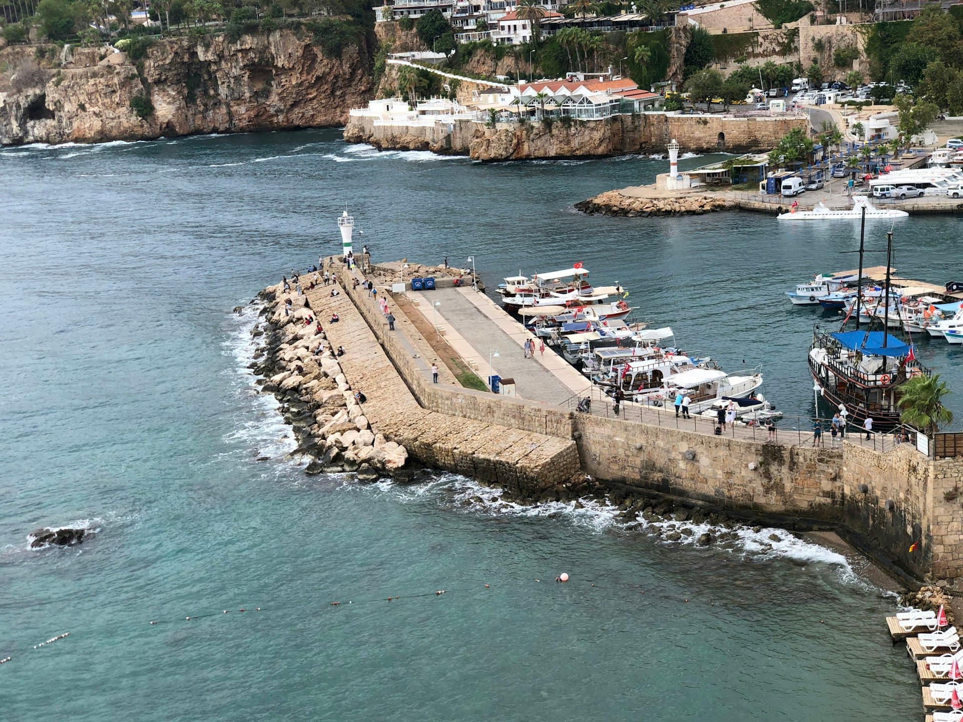 Türkiye kıyısında bir marina